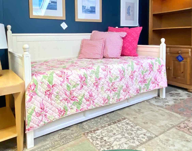 White Beadboard Twin Daybed w/ Trundle