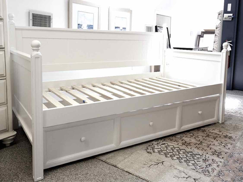 White Beadboard Twin Daybed w/ Trundle