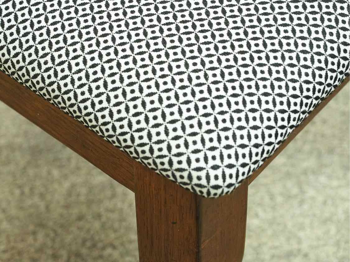 Round Cherry Pedestal Table with Leaf & Set of 4 Chairs with Navy & White Seats