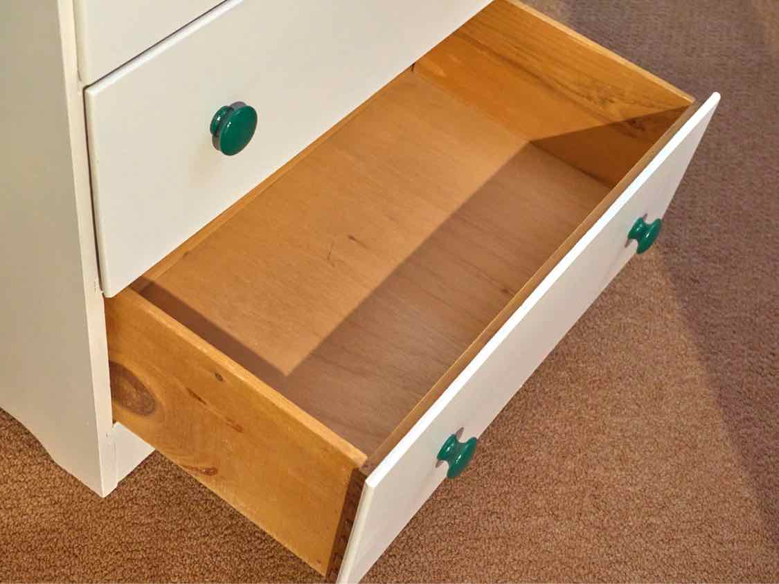 Off White Finish Green Finish Knobs 5 Drawer Chest