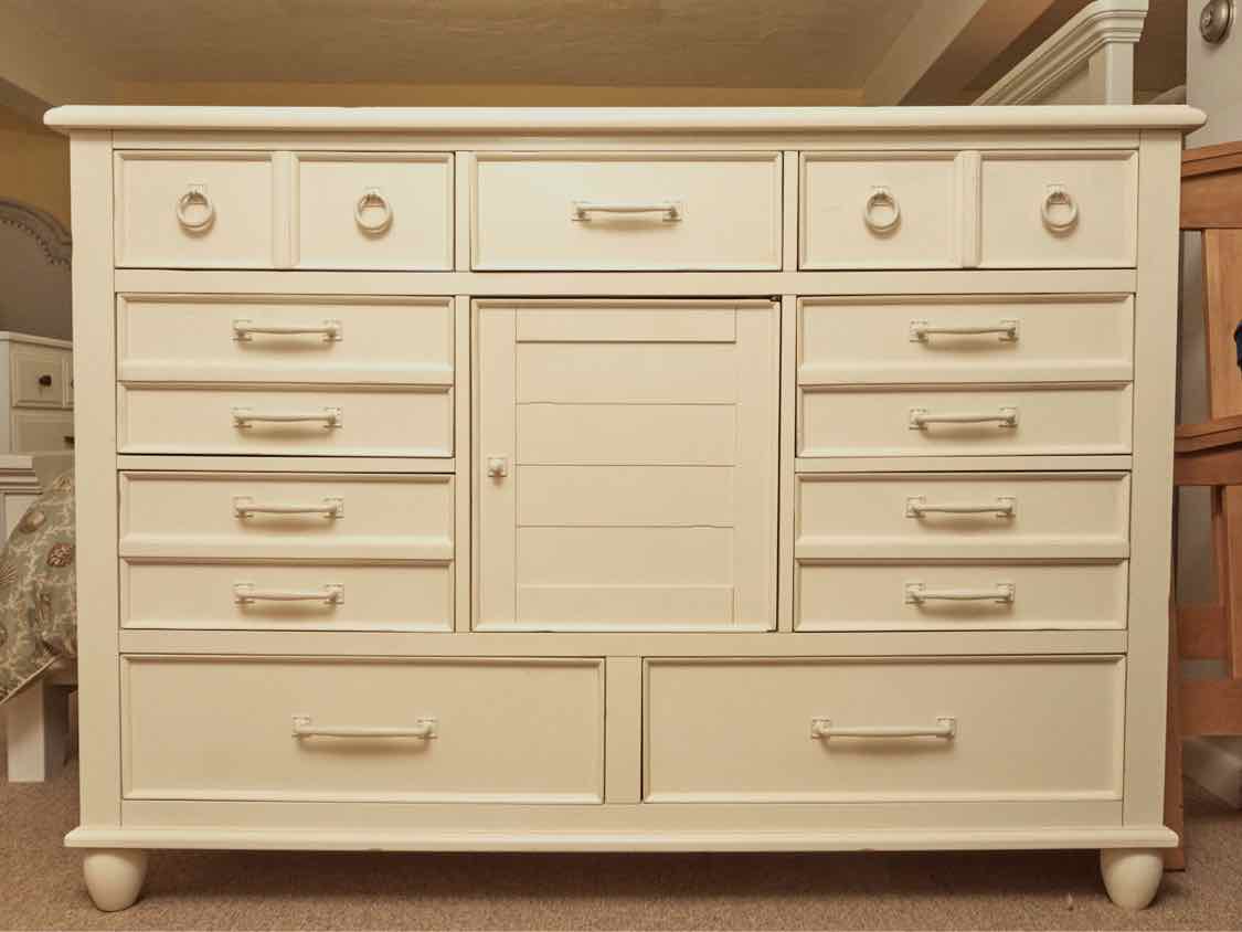 Klaussner 'Carolina Preserves' Ivory Finish 9 Drawer Dresser