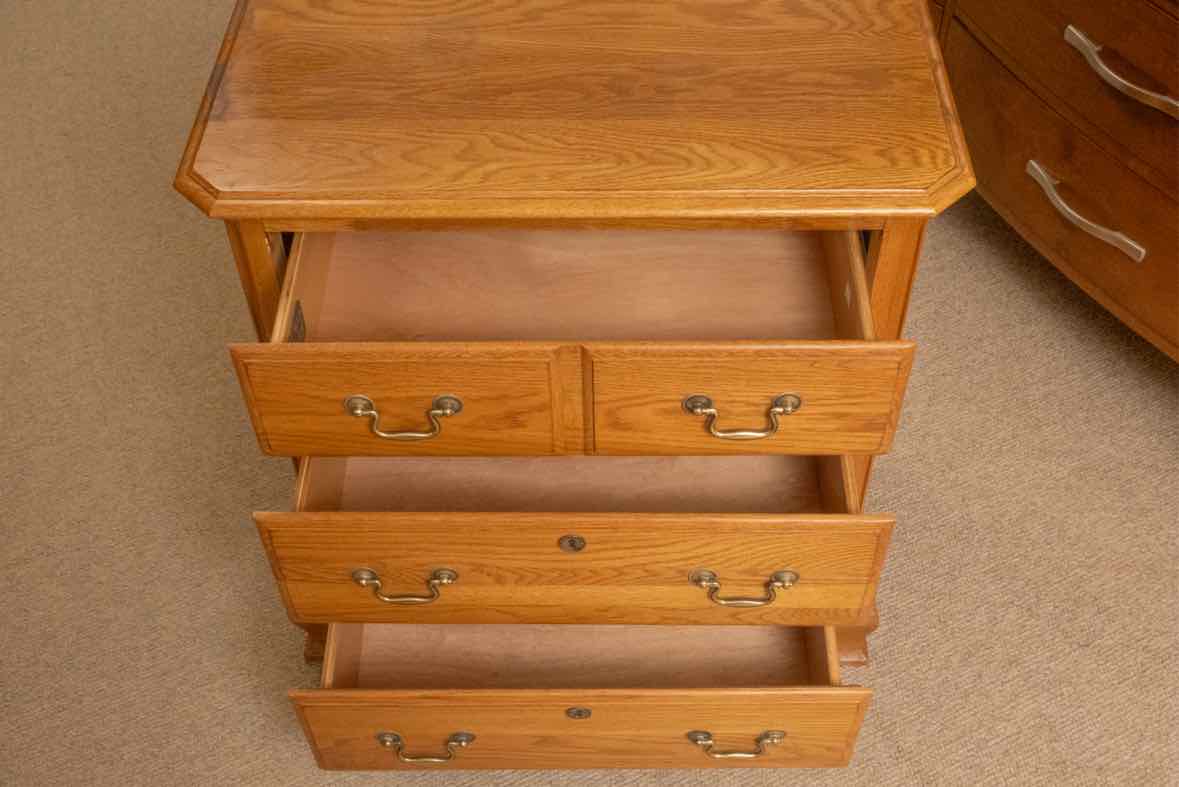 Kincaid Oak 3 Drawer N ightstand