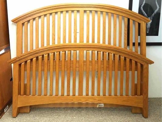 Vaughn Bassett Queen Arched Oak Bed