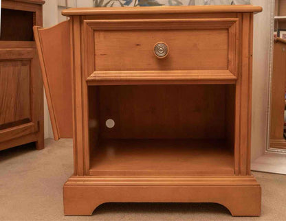 Pulaski Maple Occasional  Side Table with Magazine Rack