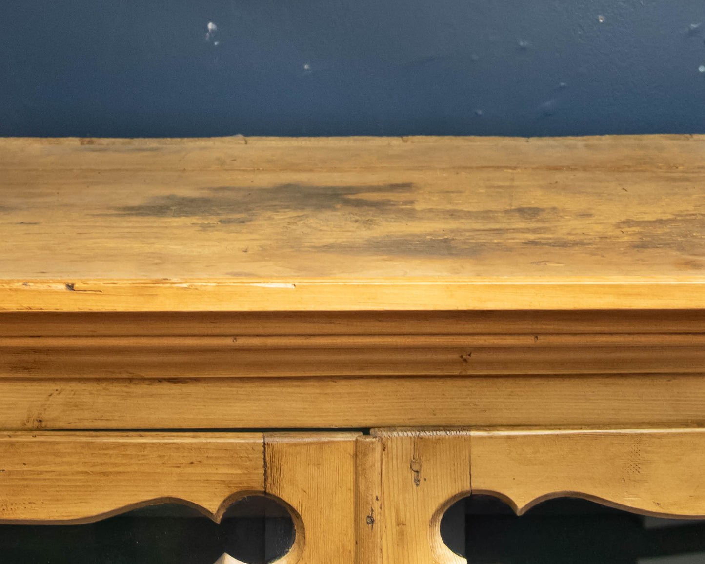 Scrubbed Pine Cabinet with Glass Door Hutch