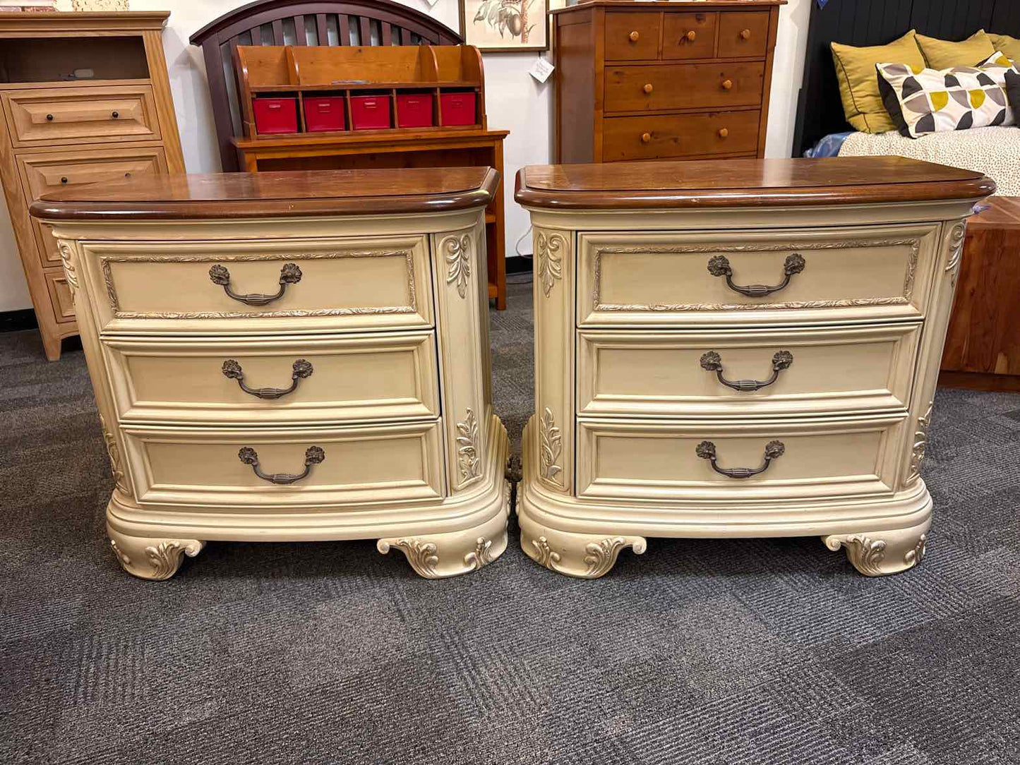 Pair of Thomasville Nightstands