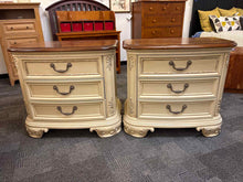 Pair of Thomasville Nightstands