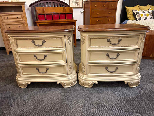 Pair of Thomasville Nightstands