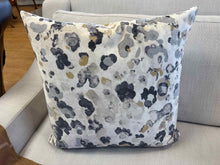Romo 'Niumi' Velvet Accent Pillow