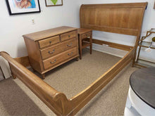 Ethan Allen 'Chloe' Queen Sleigh Bed