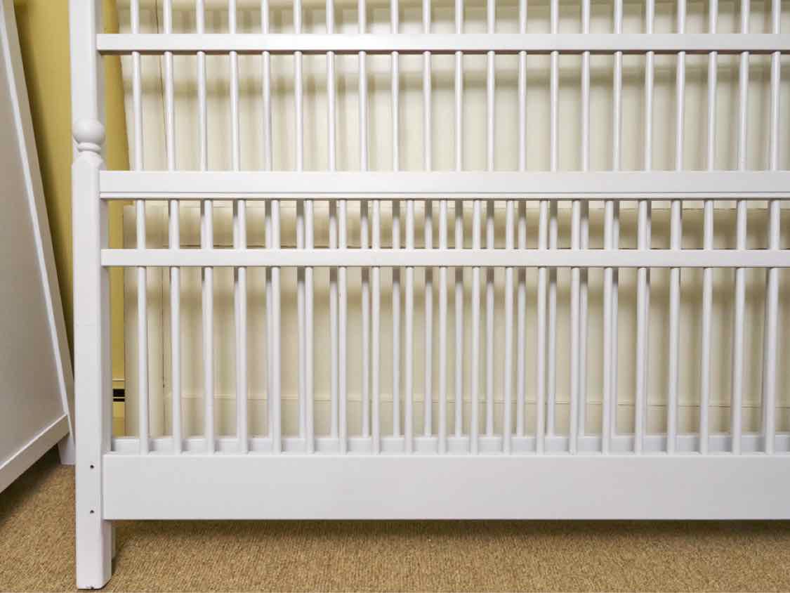 Vermont Tubbs White Finish Spindle  Queen Bed