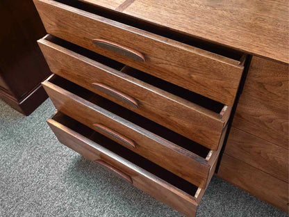 Heritage Henredon Mid Century Modern Walnut 8 Drawer Dresser