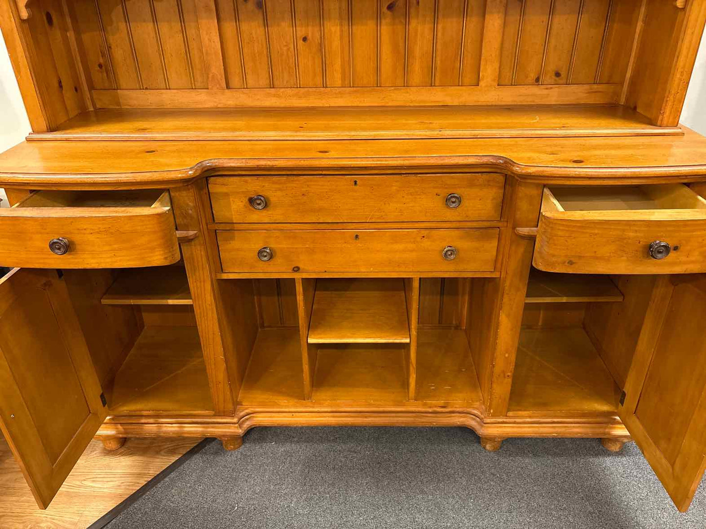 Stanley Pine Server w/ Hutch