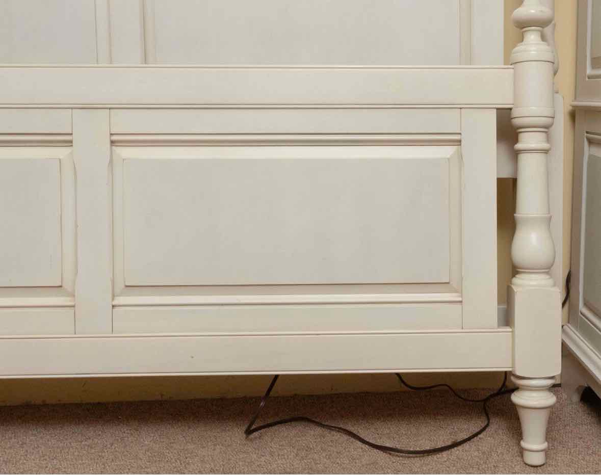 Ivory Finish Queen Bed with Interchangeable Cane/Wood Panel Footboard