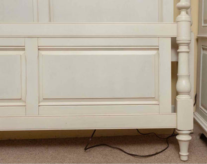 Ivory Finish Queen Bed with Interchangeable Cane/Wood Panel Footboard