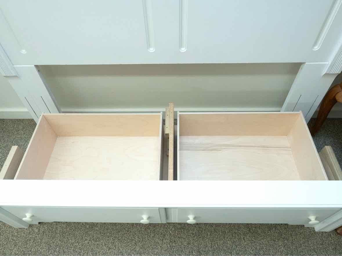 Vaughan Bassett 'Hamilton-Franklin Storage' Queen Bed