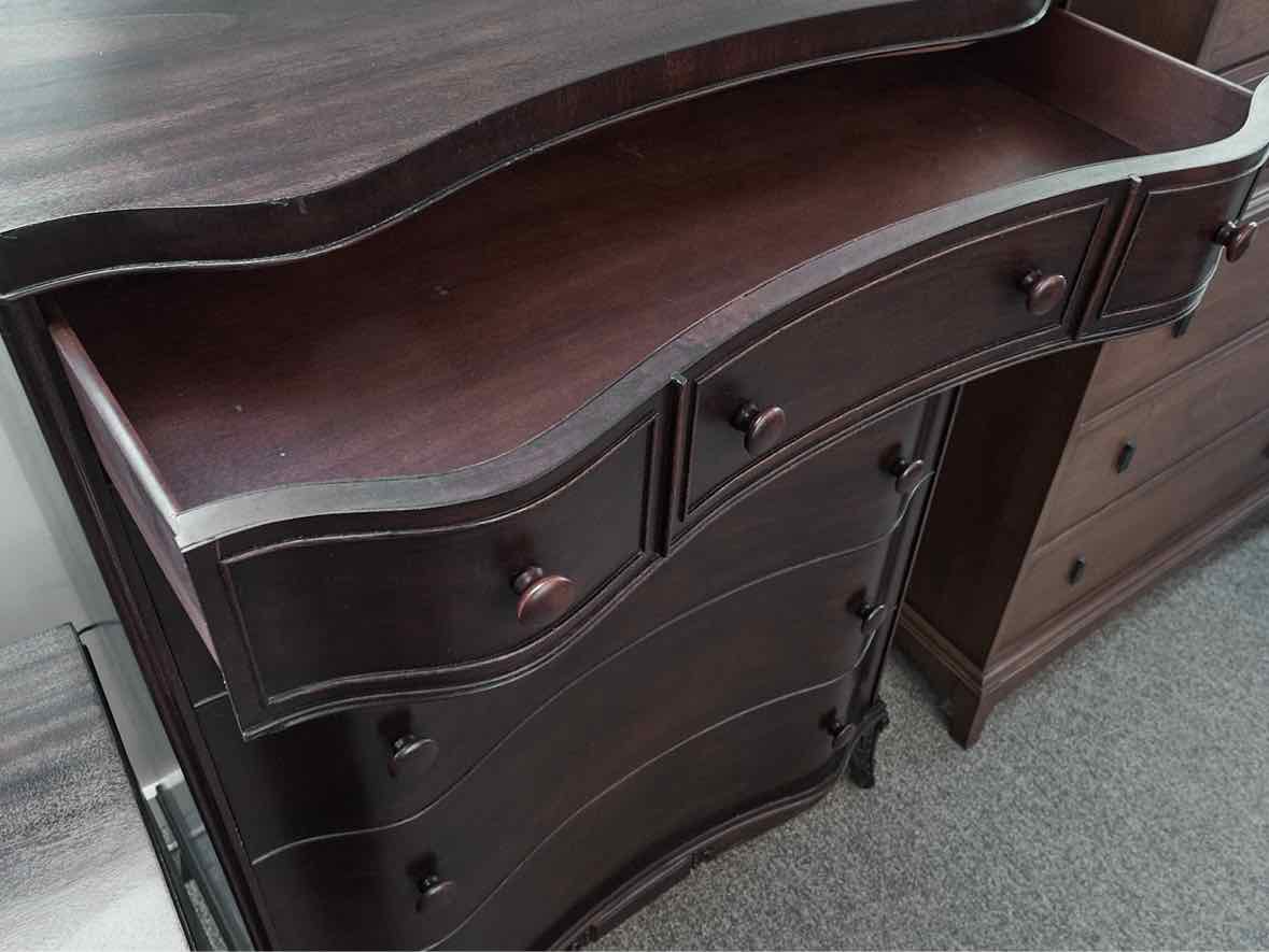 Mahogany Serpentine 5 Drawer Chest