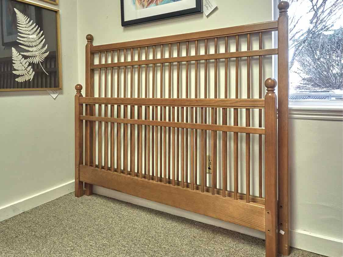 Vermont Tubbs Full Oak Spindle Bed