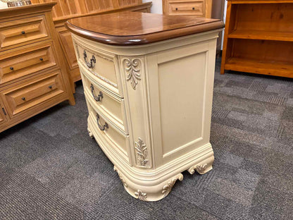 Pair of Thomasville Nightstands