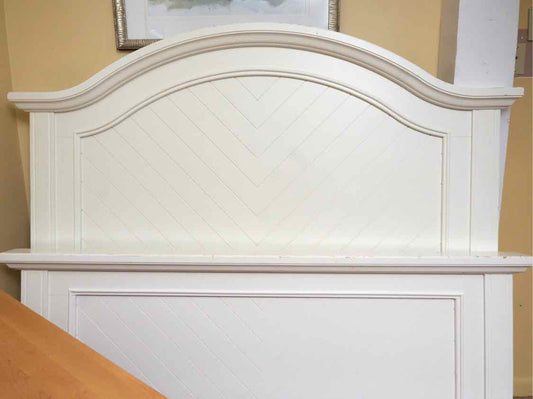 Bassett  Off White Arched  Queen Bed Includes Siderails & Wooden Slats