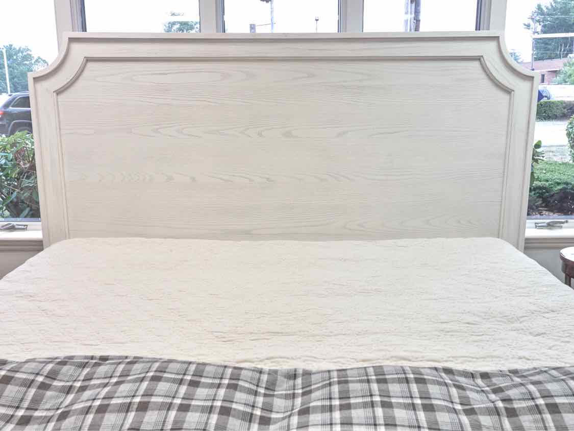 Bassett 'Ventura Panel Storage' King Bed