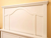 Vaughan Bassett Bungalow Mantel Queen Bed In Lattice Soft White Finish