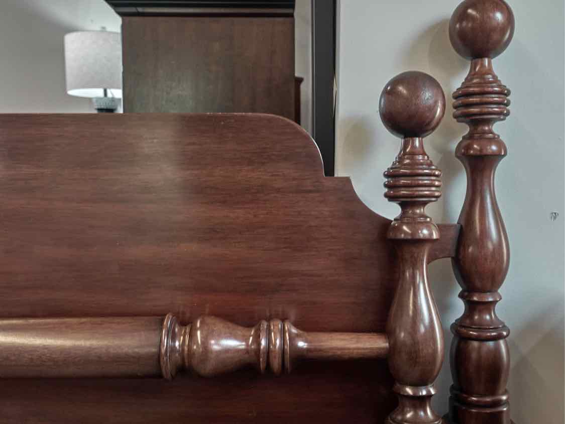 Henkel Harris Queen Cannonball Bed in Mahogany