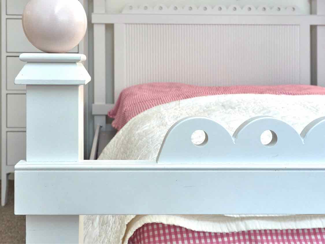 Maine Cottage Queen 'Lizzie' Bed in White & Pink