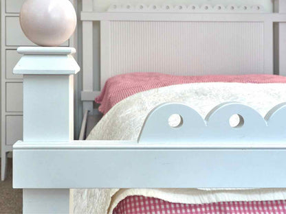 Maine Cottage Queen 'Lizzie' Bed in White & Pink