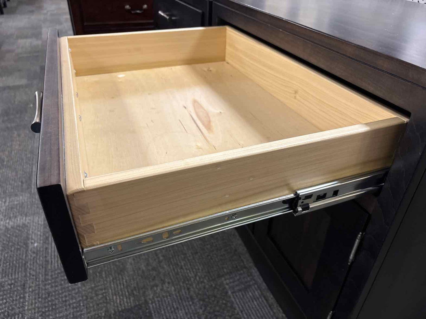 Yutzy Wookworking Pair of 'Coronado' Nightstands