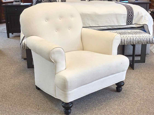 MG+BW  White Engish Arm Chair with Button Back