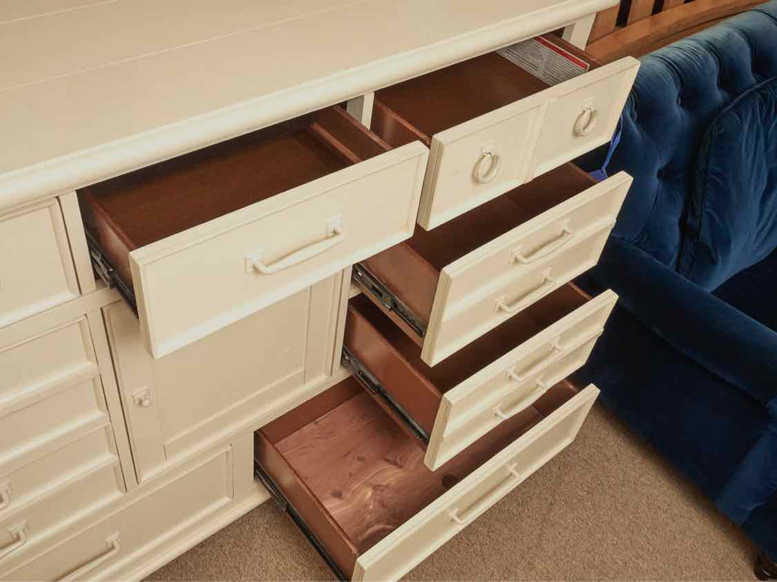 Klaussner 'Carolina Preserves' Ivory Finish 9 Drawer Dresser