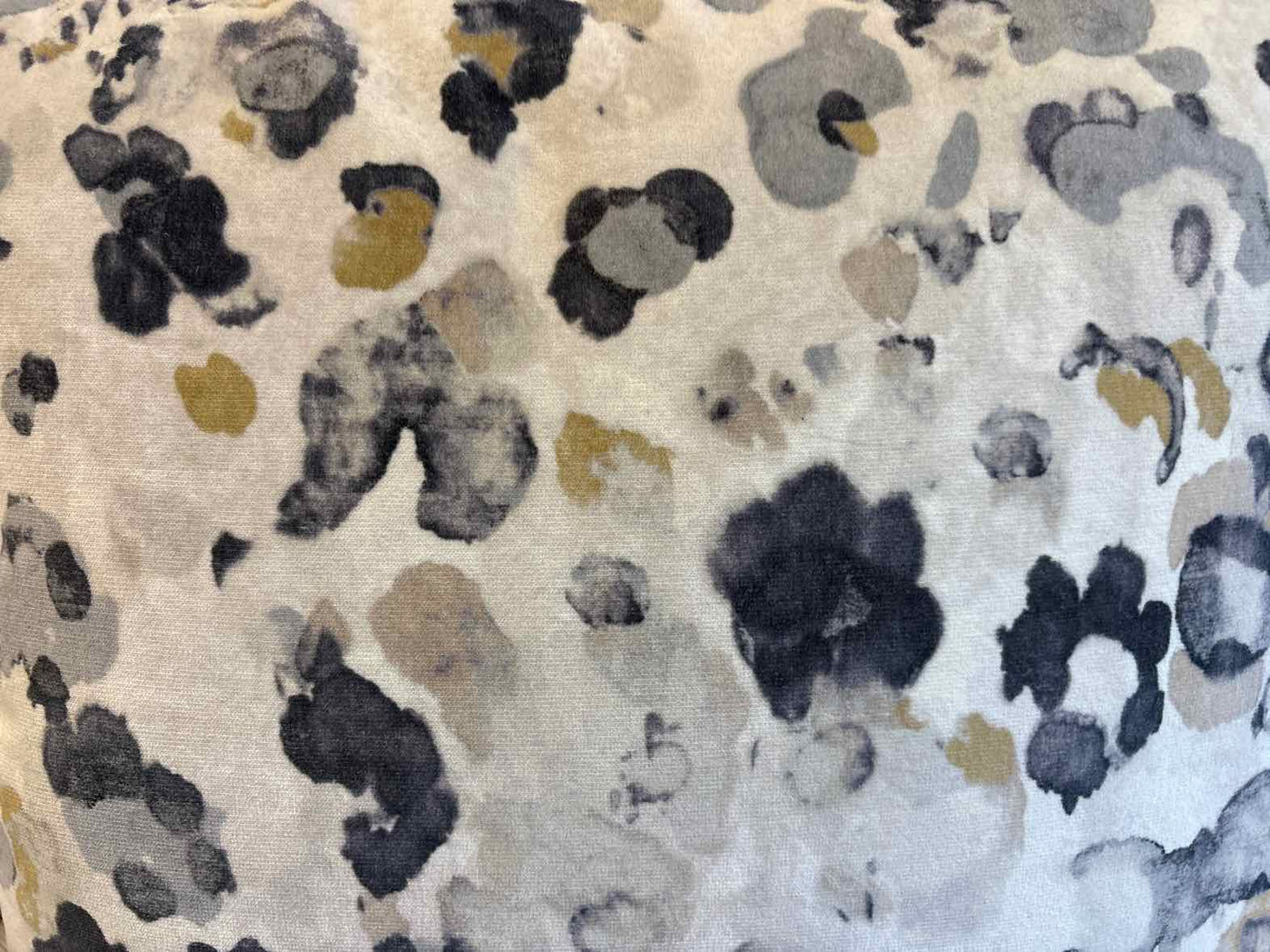 Romo 'Niumi' Velvet Accent Pillow