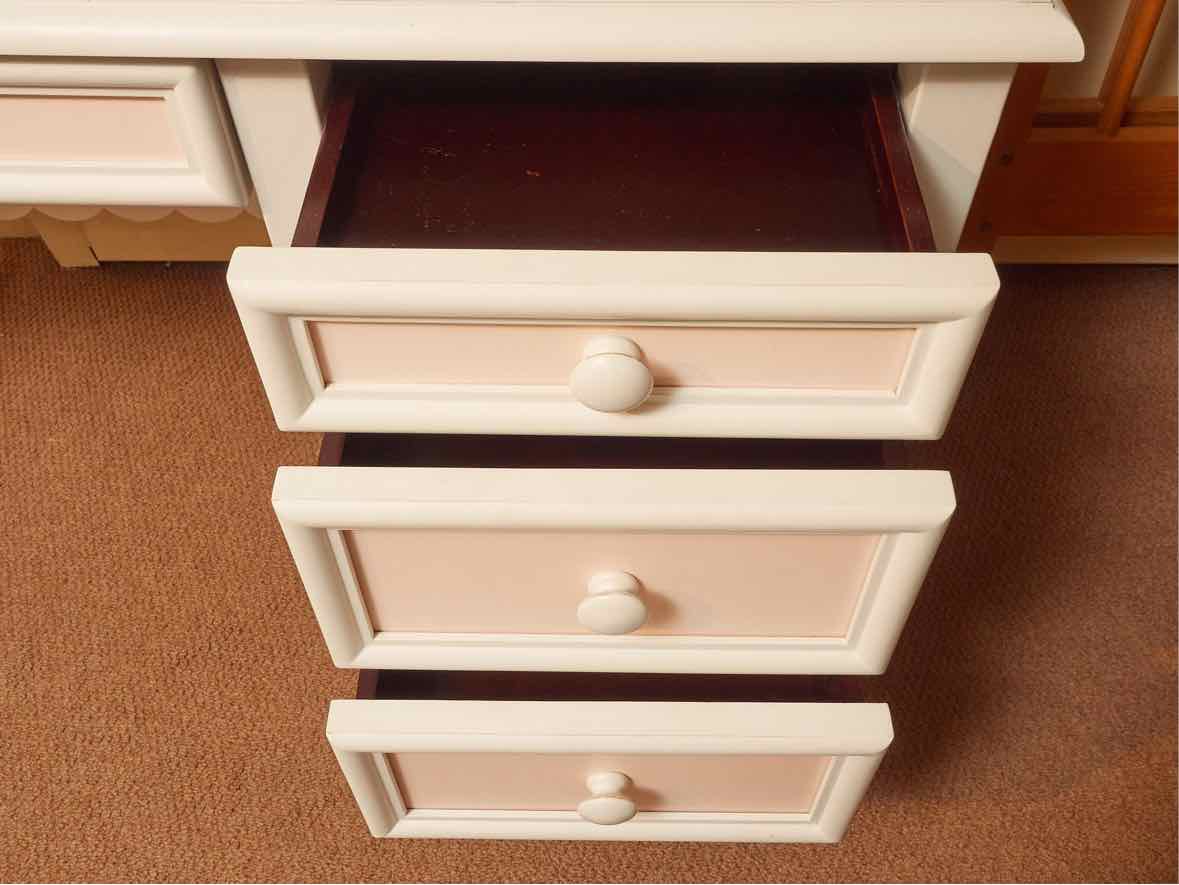 Bratt Decor 'Jane' 4 Drawer White & Pink  Finish Desk, Hutch & Chair
