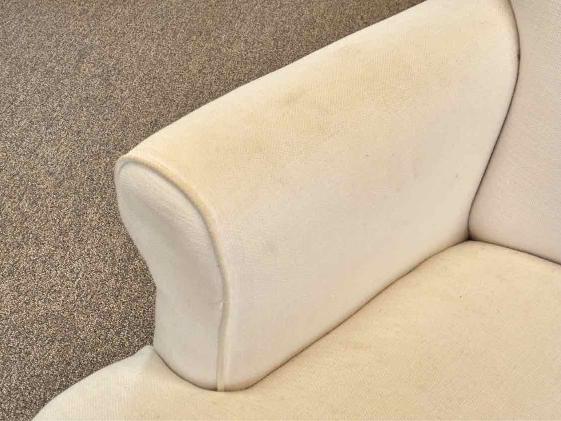 MG+BW  White Engish Arm Chair with Button Back