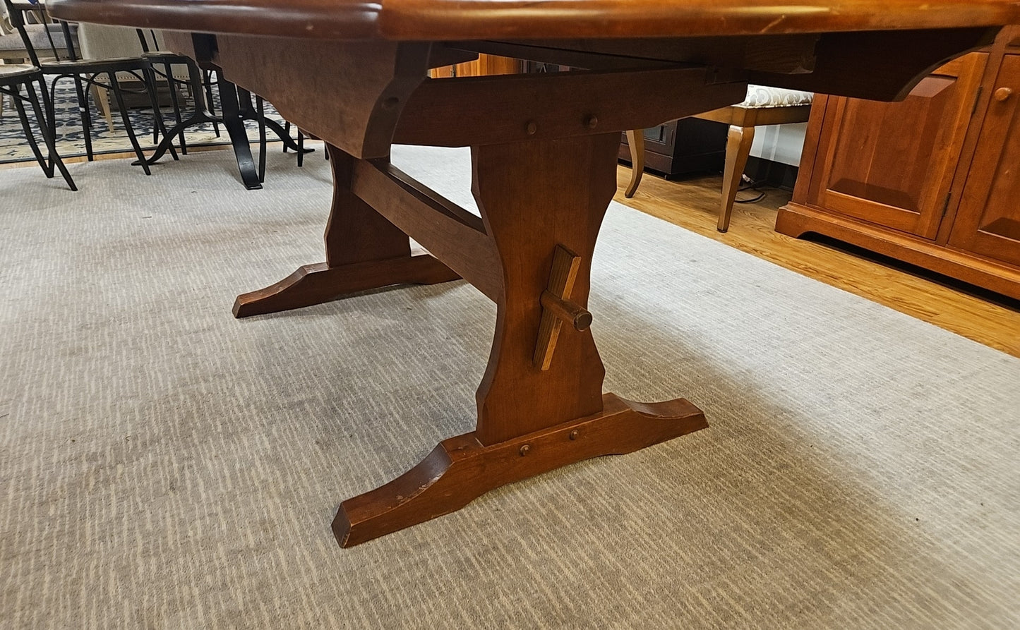 Hunt Furniture 'Hancock' Dining Set w/ 6 Chairs