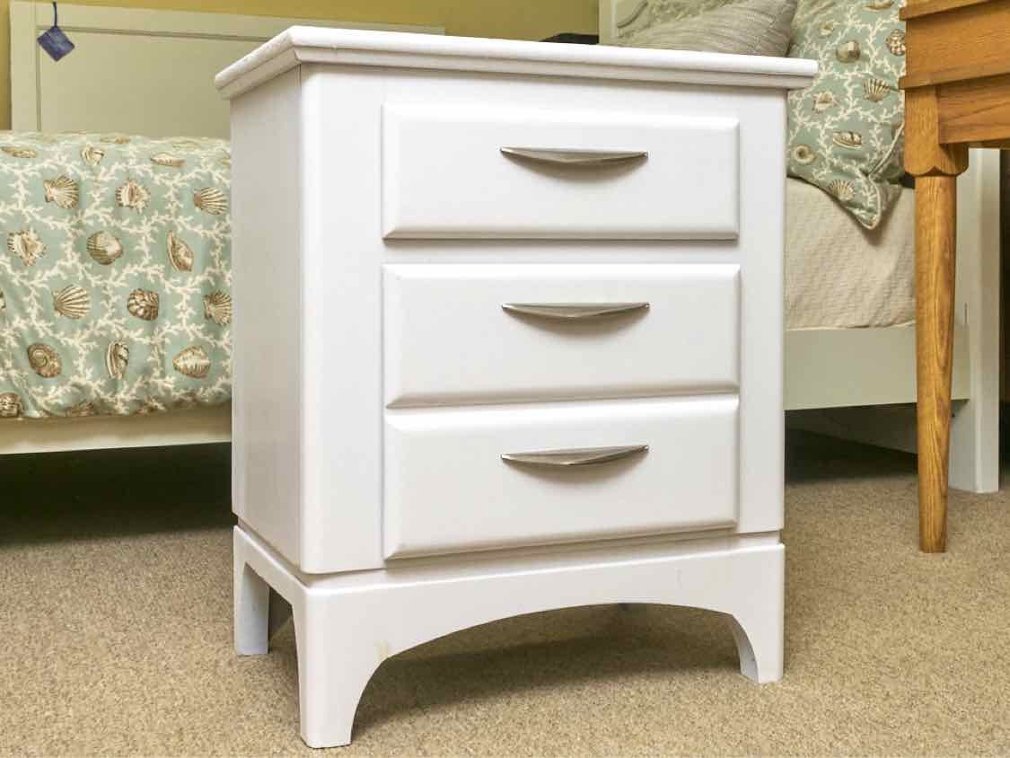 Global Furniture'Cottage White' Custom Finish 3 Drawer  Nightstand