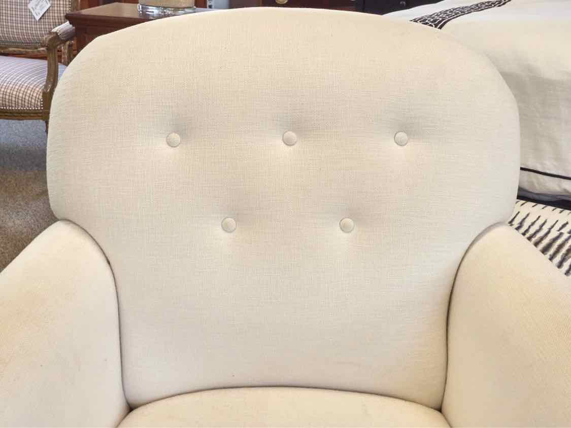 MG+BW  White Engish Arm Chair with Button Back