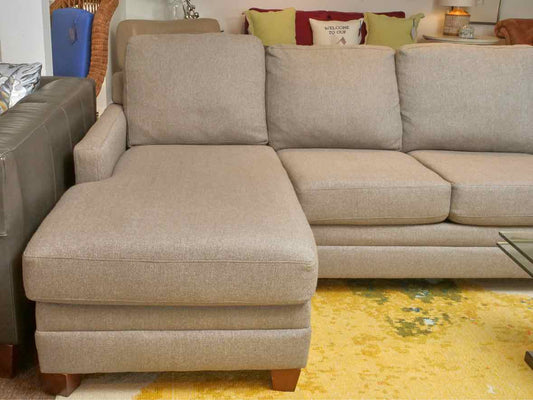 Bassett 'Carolina' 2 Piece Sectional with Chaise