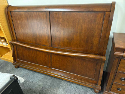 Liberty Furniture 'Rustic Traditions' King Sleigh Bed