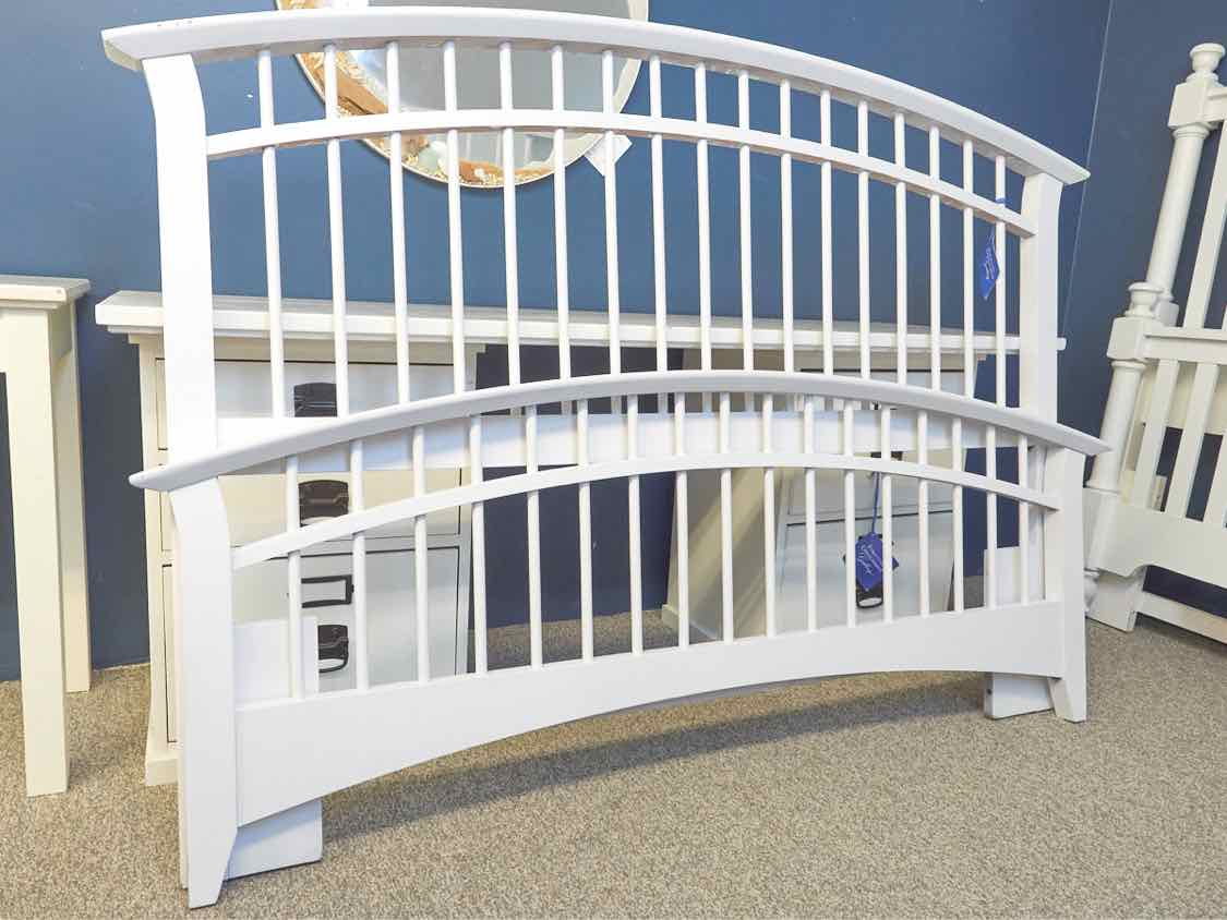 Arch Spindle Arctic White Finish Queen Bed