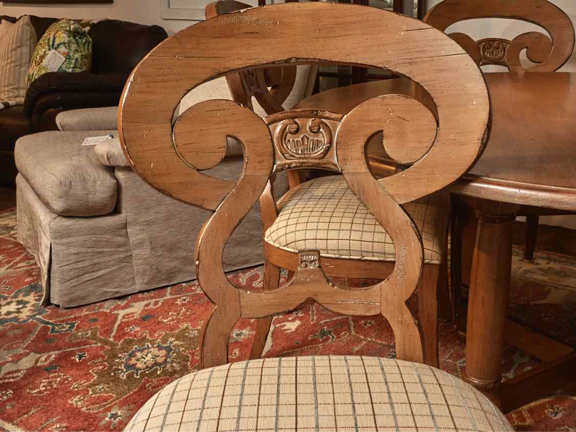 Ethan Allen  Distressed Round Dining Table & 6 Upholstered Seats Chairs
