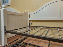 White Finish Twin Daybed With Trundle