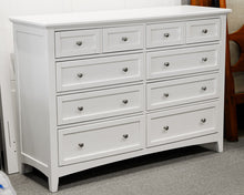 Vaughn Bassett 8-Drawer Dresser