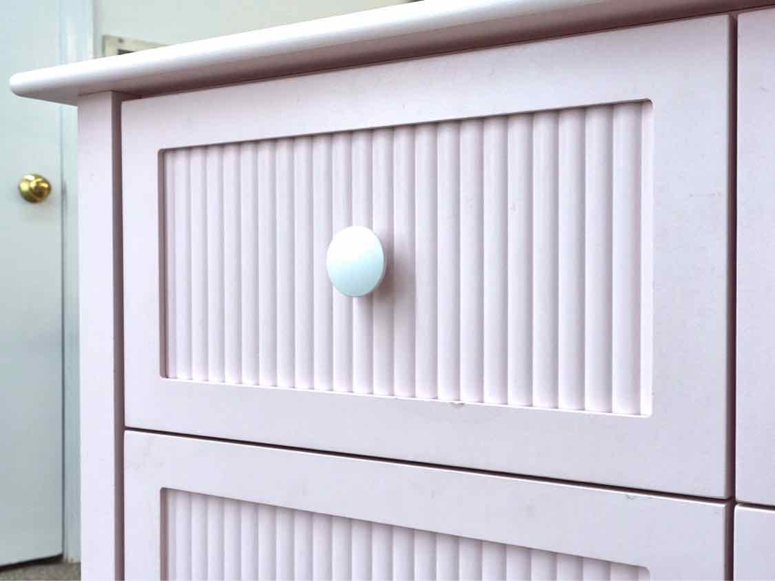 Maine Cottage 'Lizzie' Dresser in Pink W/ White Knobs