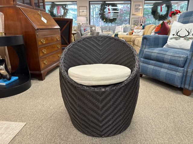 Outdoor Accent Chair in Resin Coated Wicker with Round Cushion