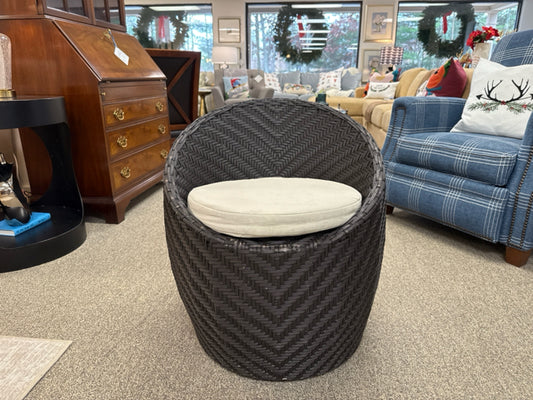 Outdoor Accent Chair in Resin Coated Wicker with Round Cushion