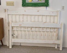 Moosehead Distressed Ivory Full Bed