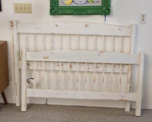 Moosehead Distressed Ivory Full Bed