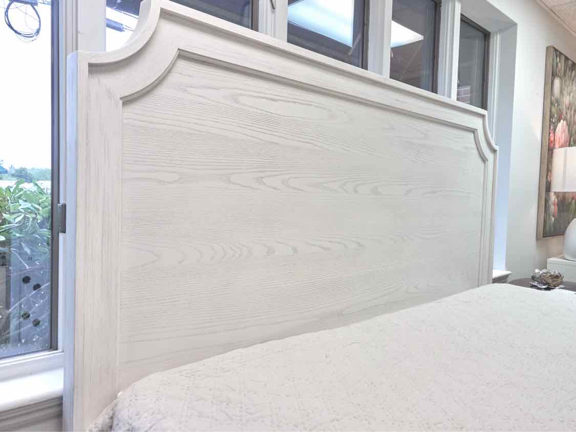Bassett 'Ventura Panel Storage' King Bed